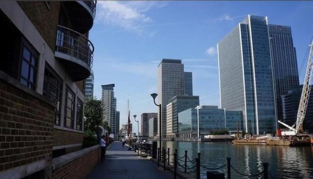 Apartment Wharf - Meridian Place Баркинг Экстерьер фото