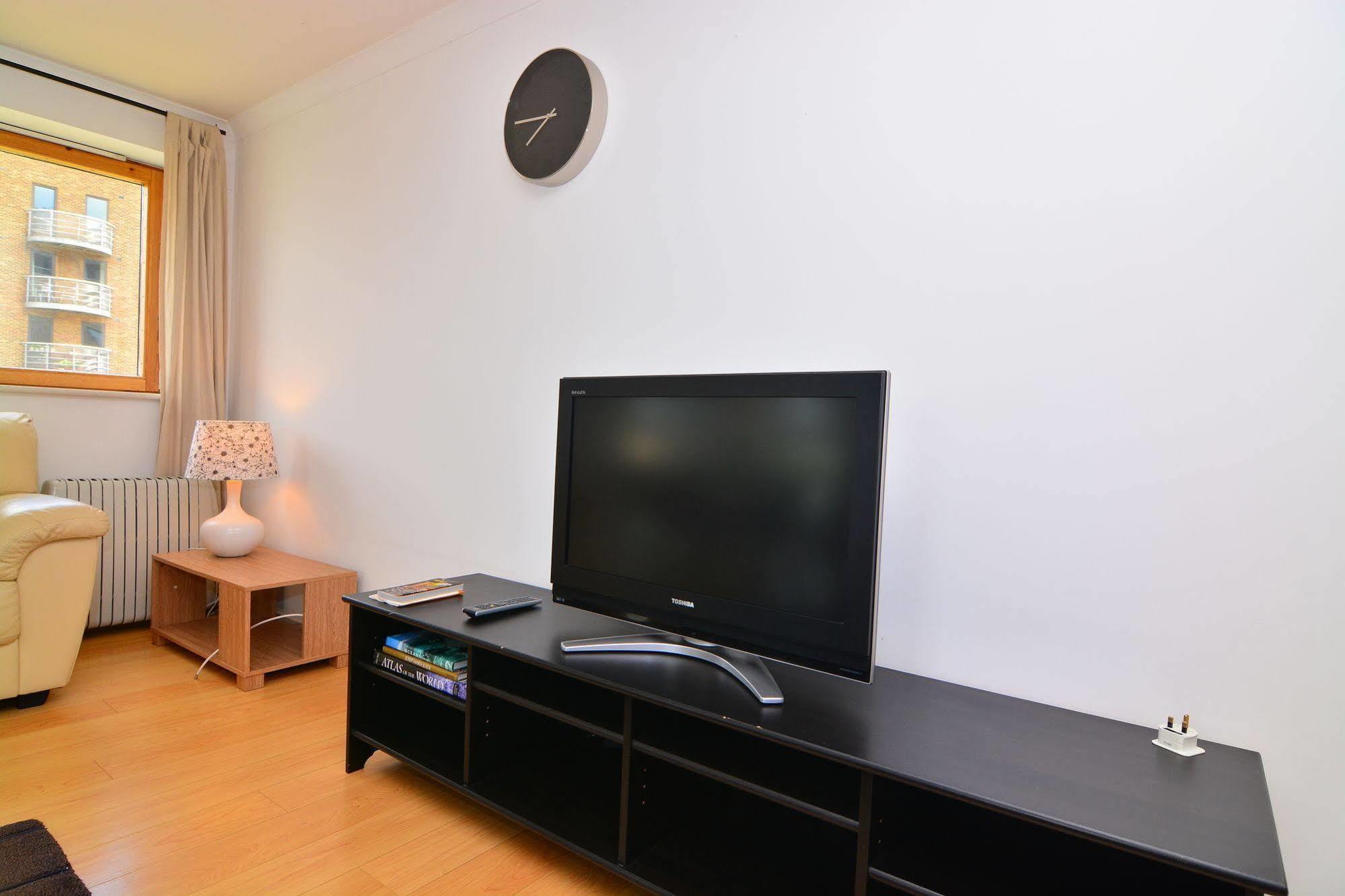 Apartment Wharf - Meridian Place Баркинг Экстерьер фото