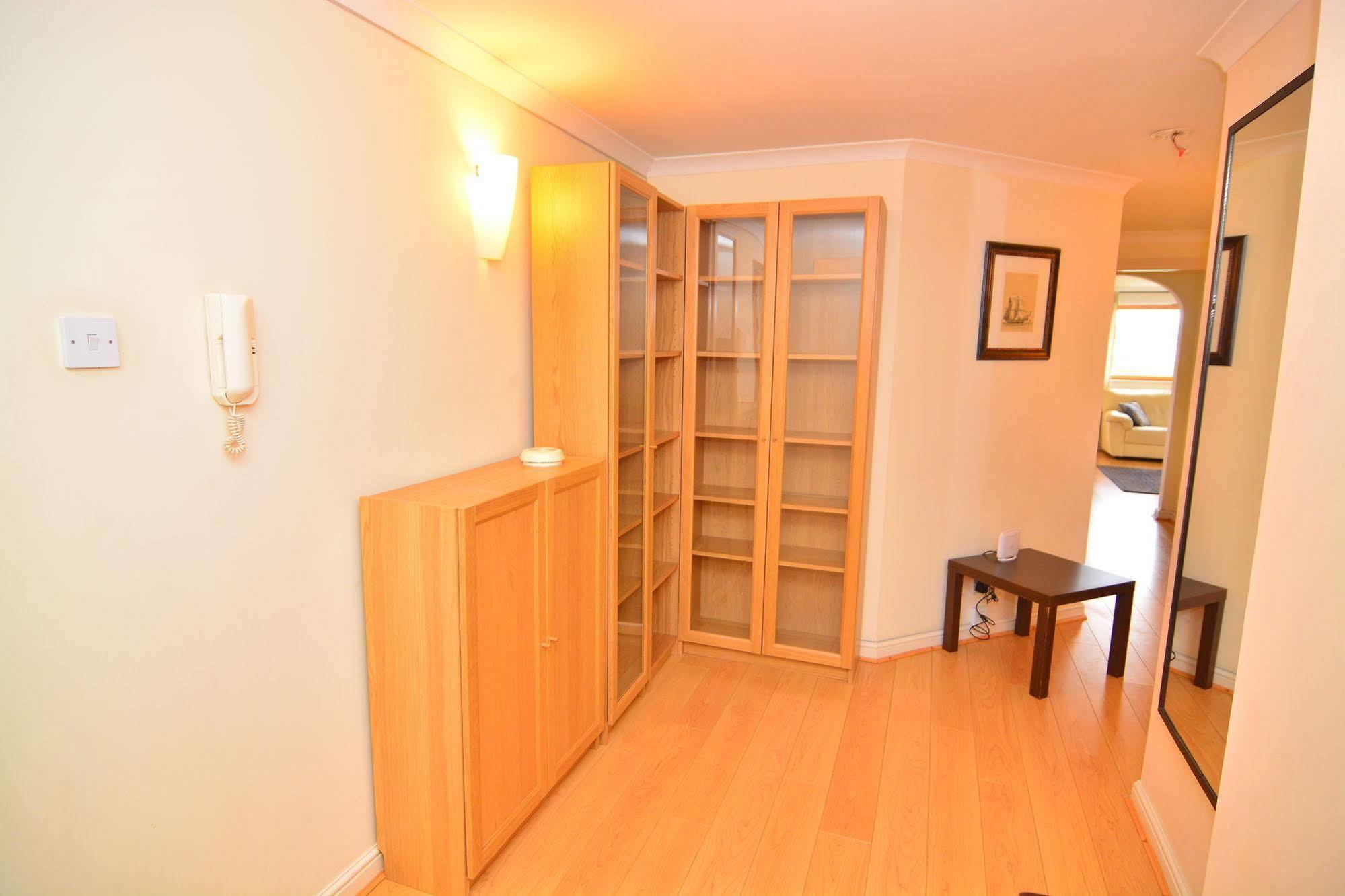 Apartment Wharf - Meridian Place Баркинг Экстерьер фото