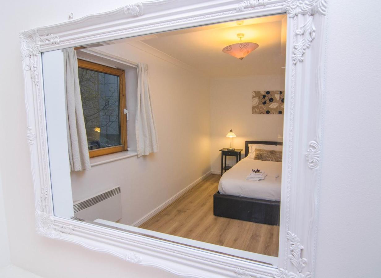 Apartment Wharf - Meridian Place Баркинг Экстерьер фото